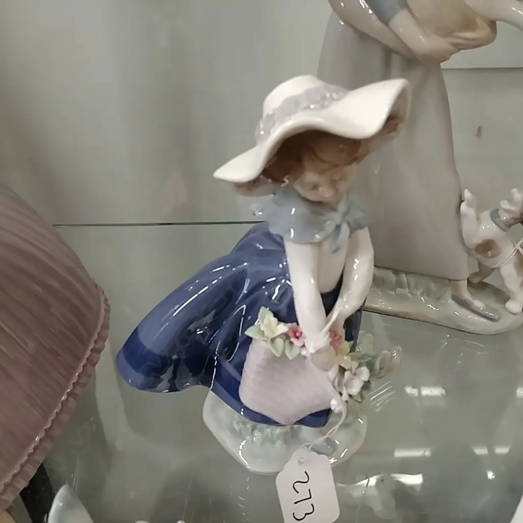 LLADRO FIG - GIRL W/ BASKET OF FLOWERS  Image 1++