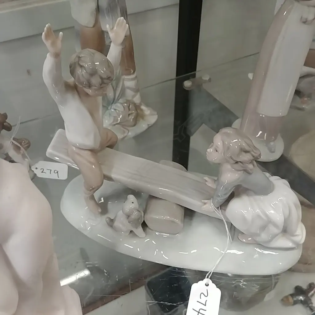 LLADRO FIG - SEESAW  Image 1++