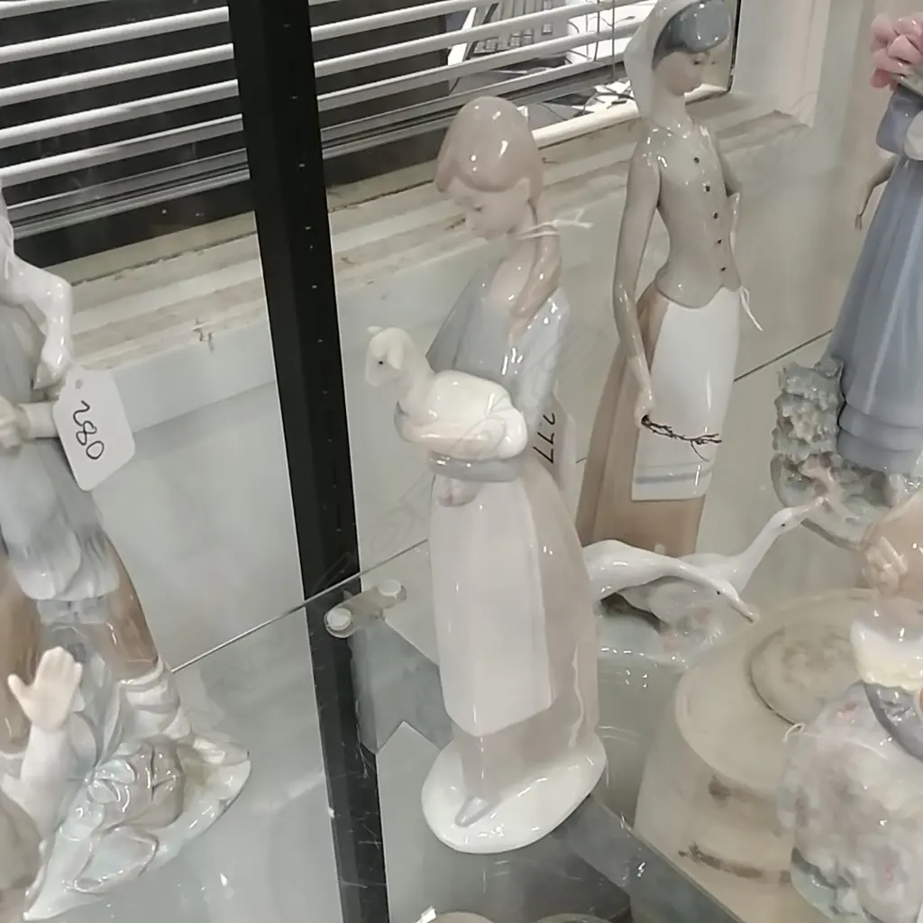 LLADRO FIG - WOMAN W/ LAMB Image 1++
