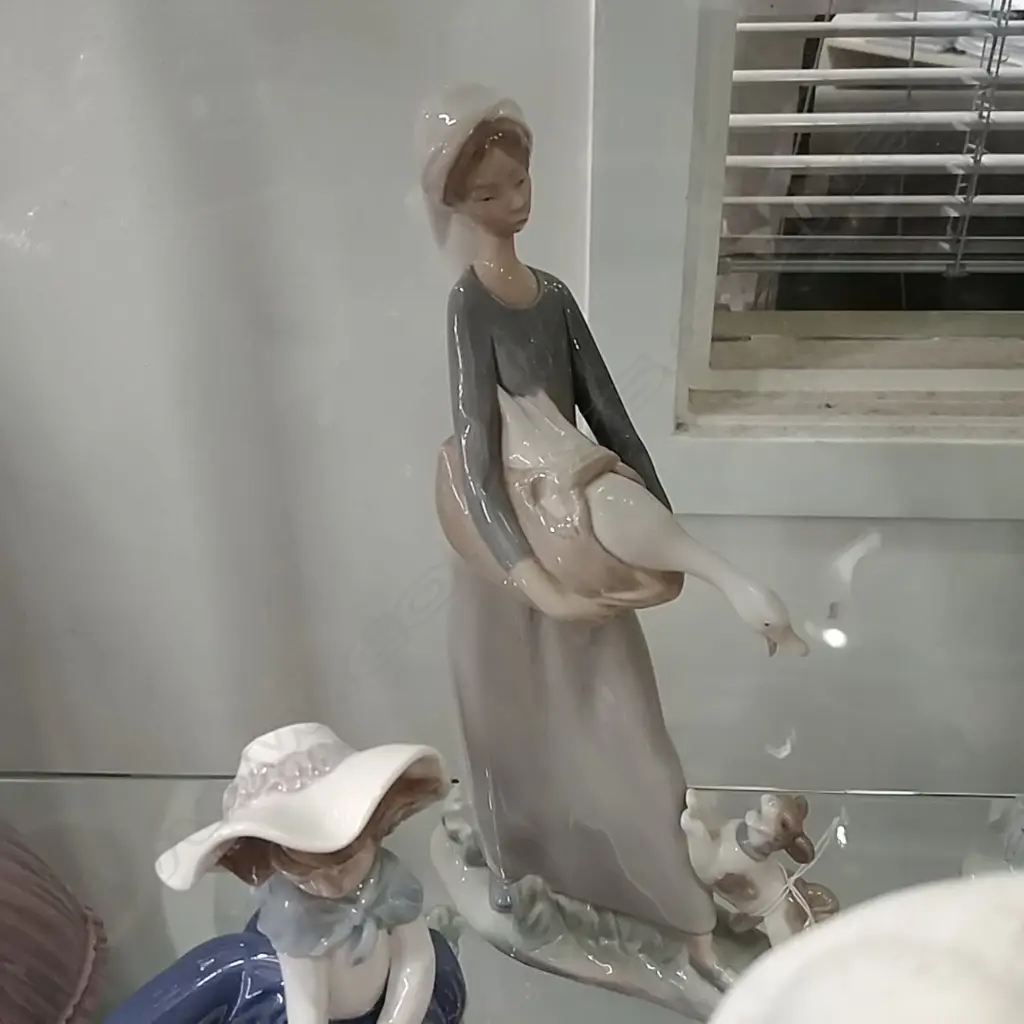 LLADRO FIG - WOMAN W/ GEESE & DOG  Image 1++