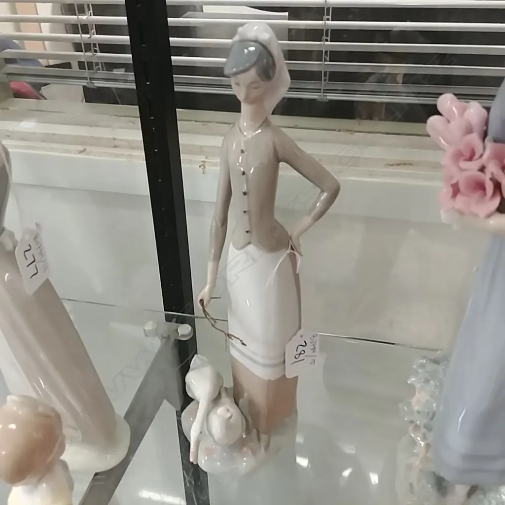 LLADRO FIG - WOMAN W/ GEESE  Image 1++