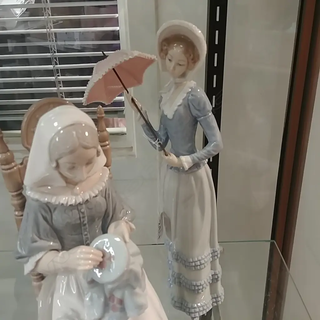 LLADRO FIG. LADY W PARASOL Image 1++