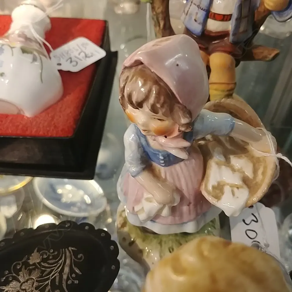 GOEBEL FIG LAUNDRY MAID Image 1++