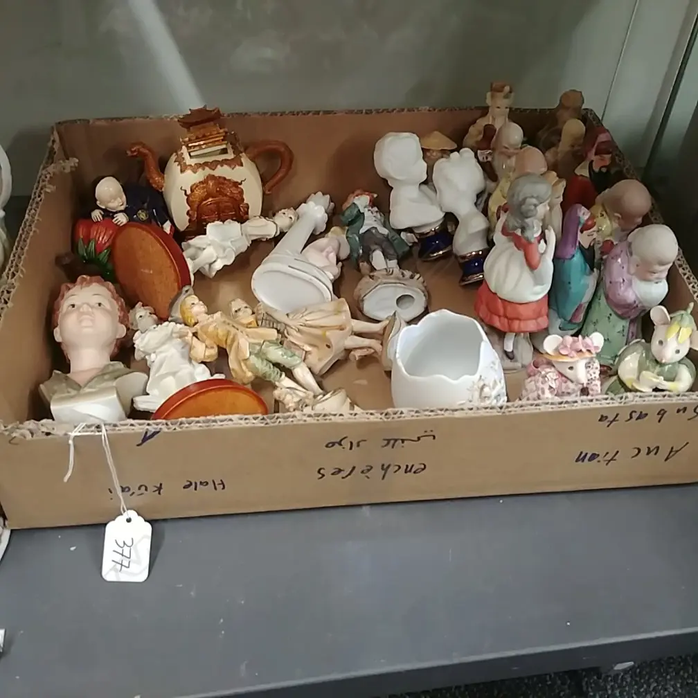 BOX SMALL FIGS CHINESE ITALIAN ETC Image 1++