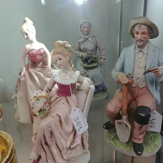 4 FIGURINES