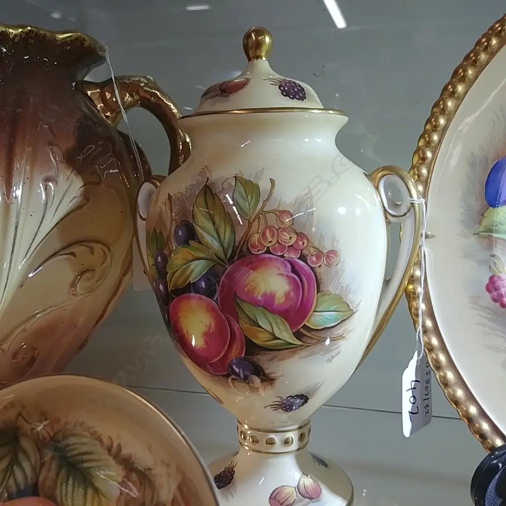 AYNSLEY LIDDED VASE Image 1++