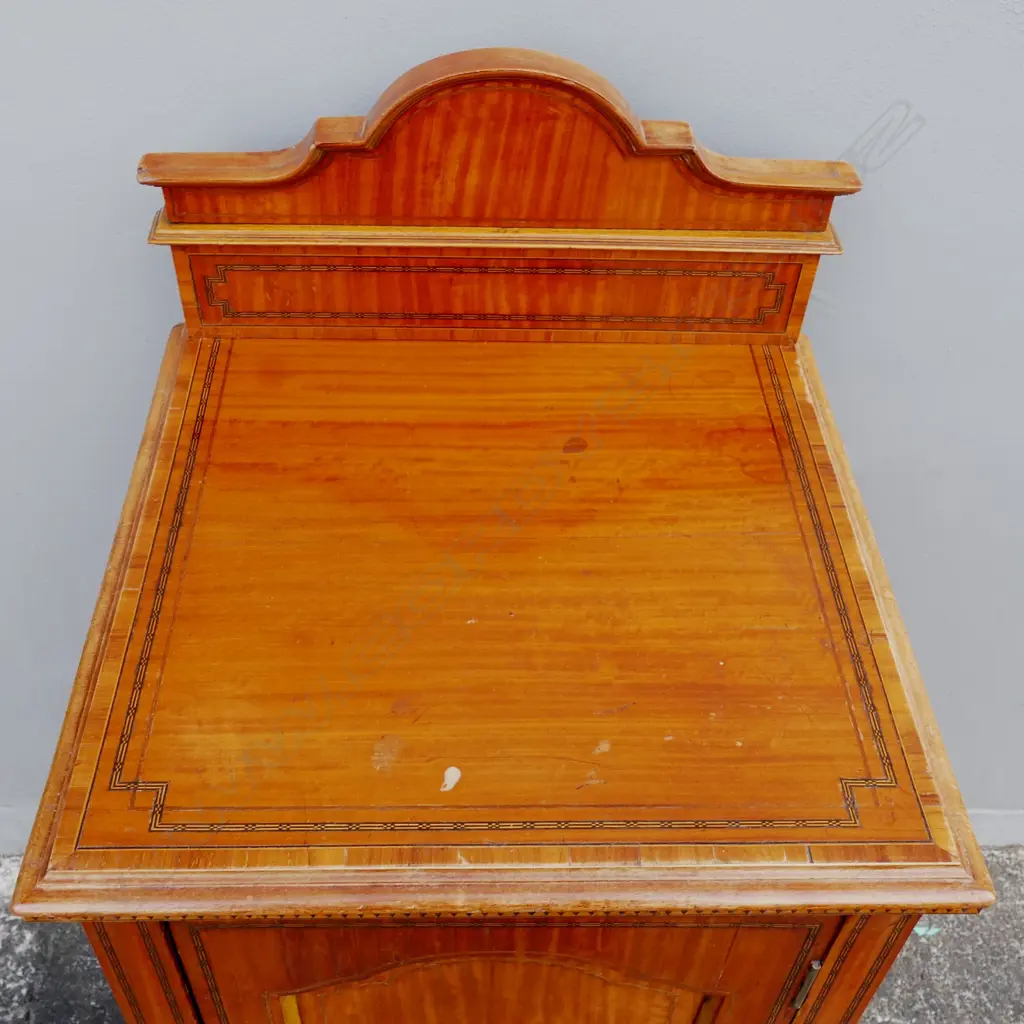 An Edwardian mahogany Sheraton Revival bedside cabinet Image 1++