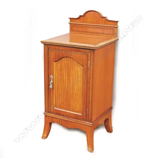 An Edwardian mahogany Sheraton Revival bedside cabinet