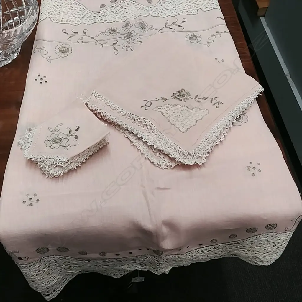 ITALIAN VINTAGE LACE TABLECLOTH & NAPKINS Image 1++