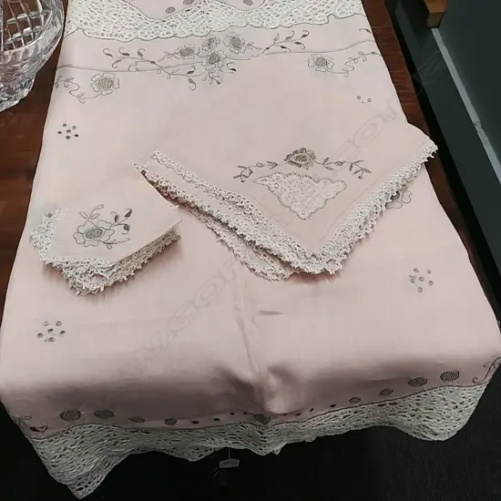 ITALIAN VINTAGE LACE TABLECLOTH & NAPKINS