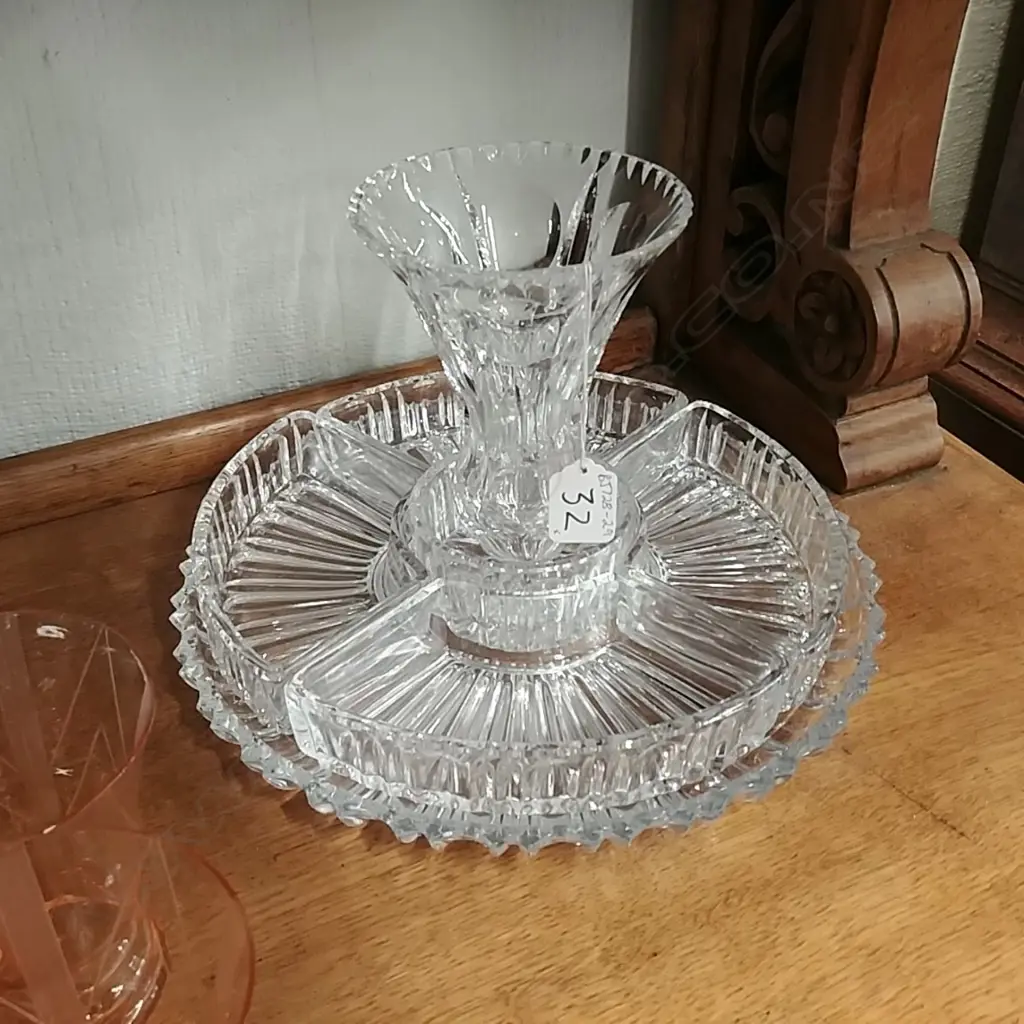CRYSTAL VASE AND HORS D'OEUVRES DISH Image 1++