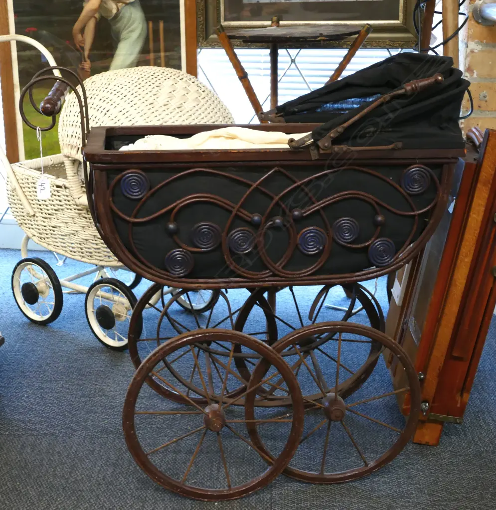 ORNATE VINTAGE CAST IRON/WOODEN PRAM Image 1++
