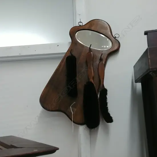 WALL MOUNTED BRUSH SET