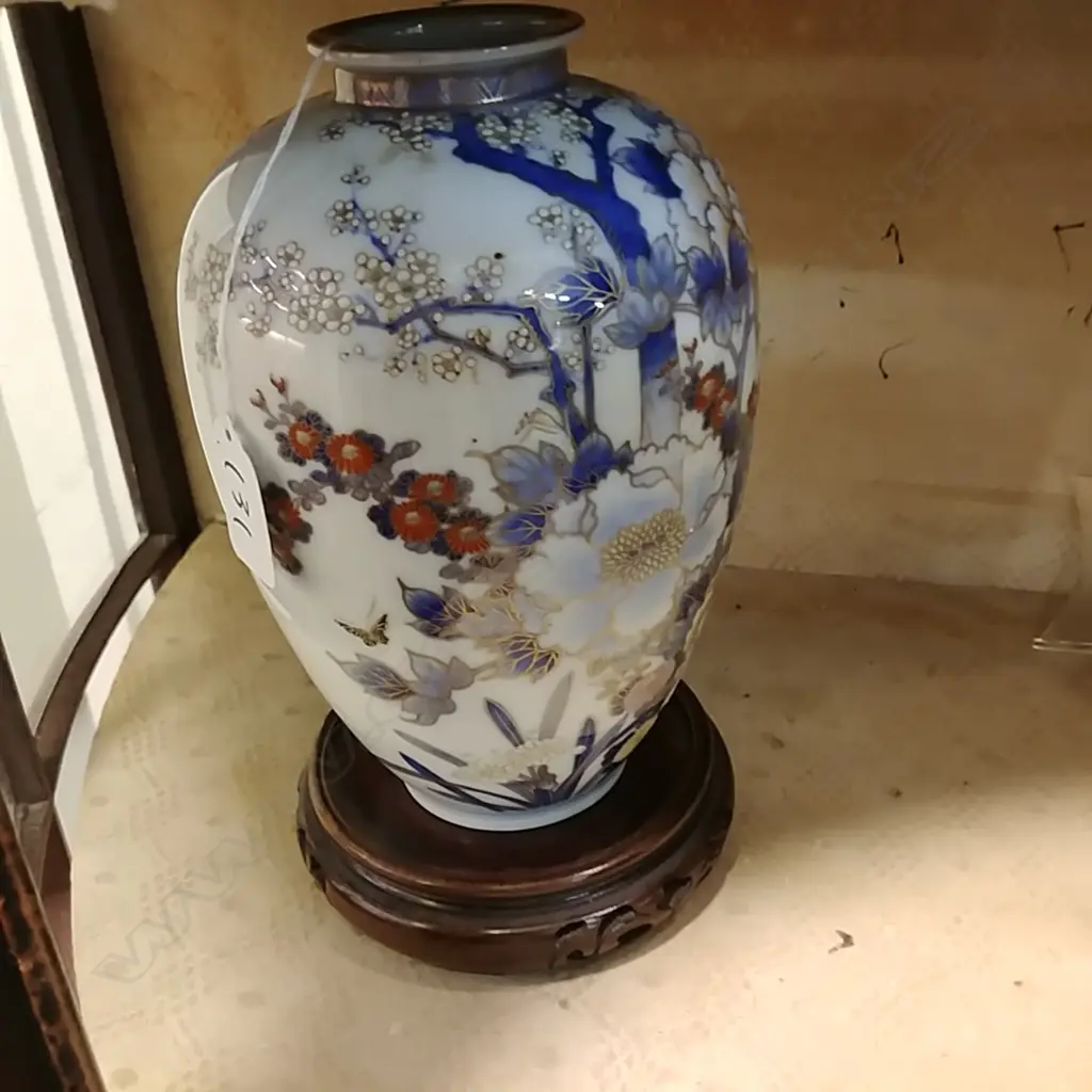 CHINESE VASE ON STAND  Image 1++