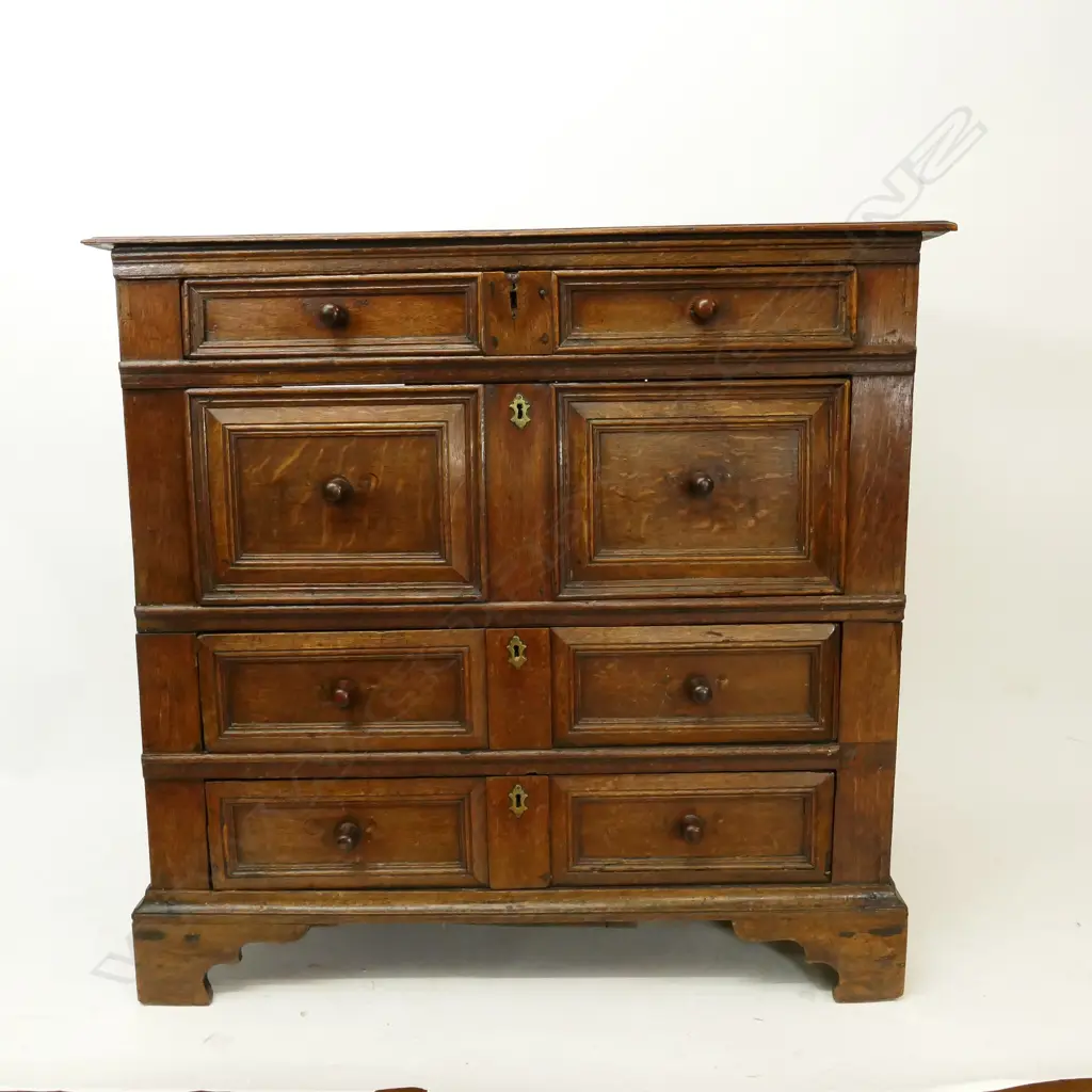 A George III four-drawer split chest Image 1++