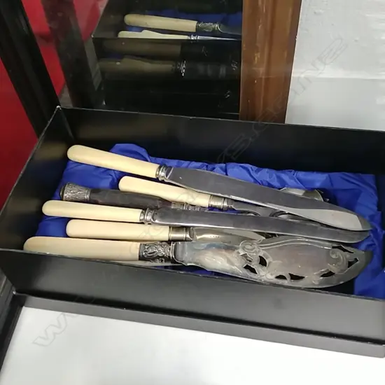 2 PAIRS OF FISH SERVERS ETC