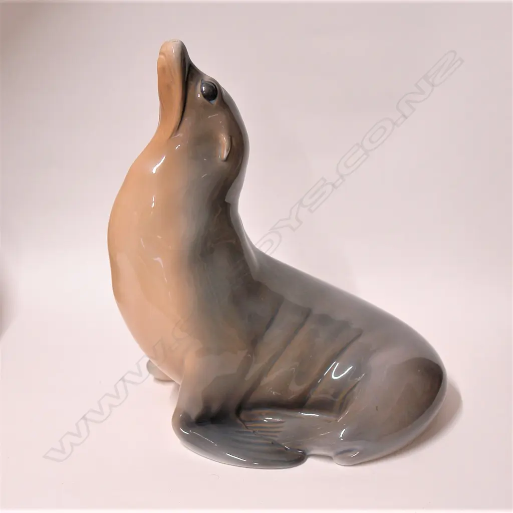 A large Royal Copenhagen model of a seal Image 1++
