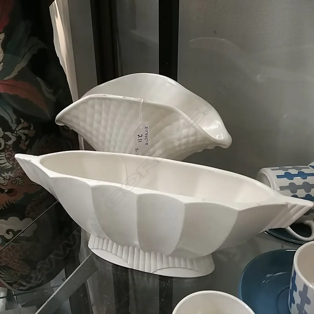 (13118) 2 CROWN LYNN WHITE VASES #668 & #619 Image 1++