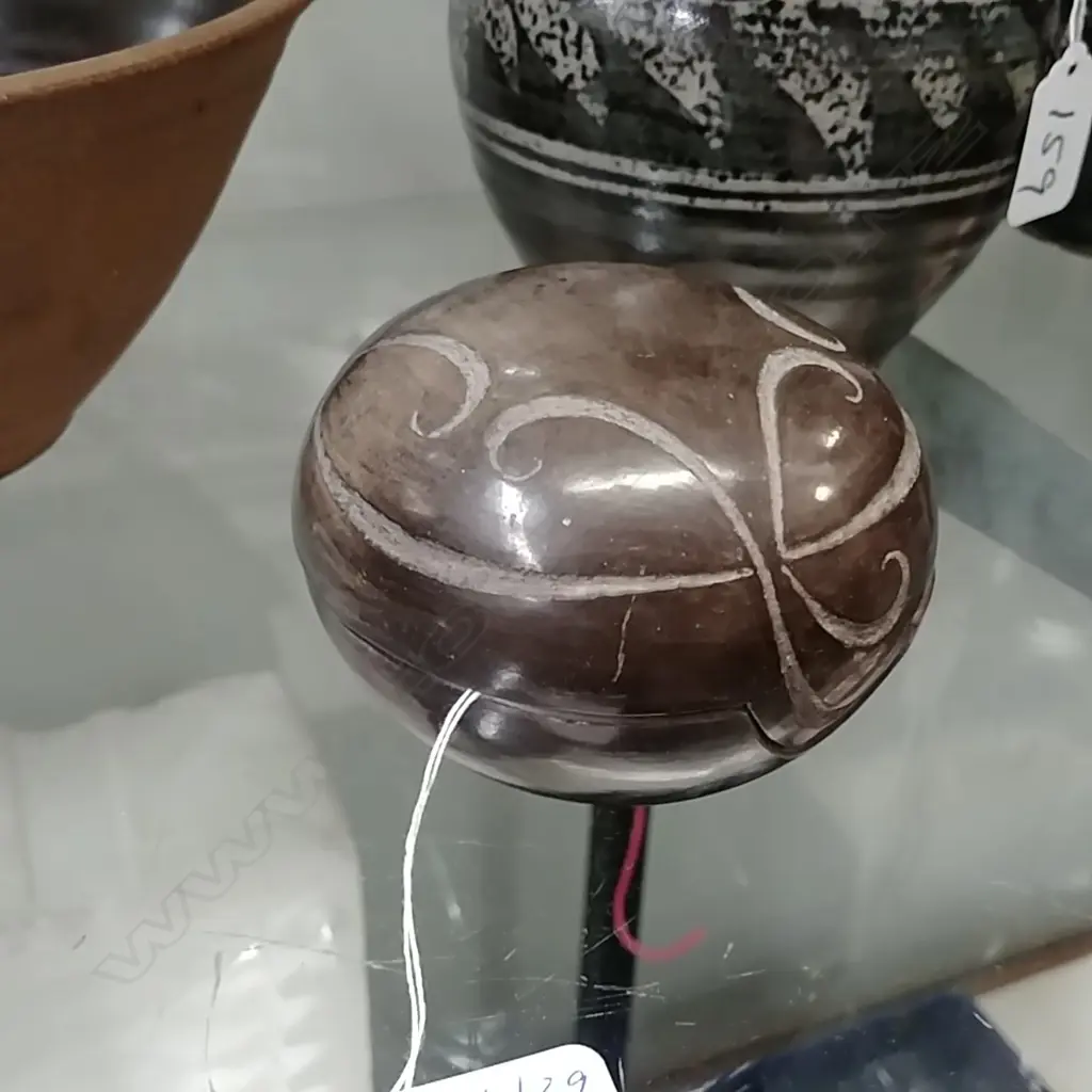 ROBYN STEWART ROUND LIDDED BOX Image 1++