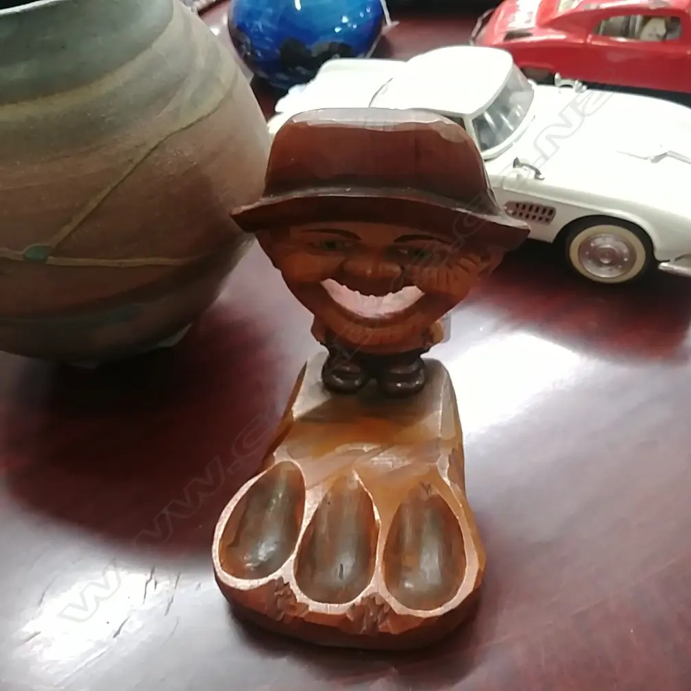 EUROPEAN CARVED PIPE STAND Image 1++
