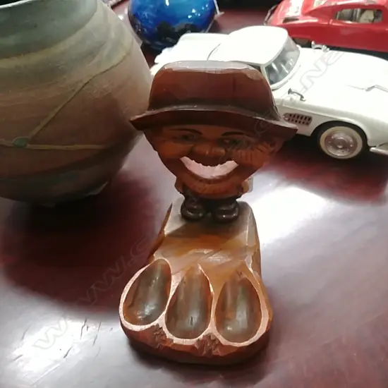 EUROPEAN CARVED PIPE STAND