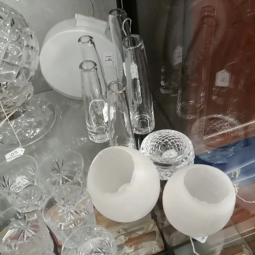 ASST VASES + 2 TEA LIGHTS Image 1++