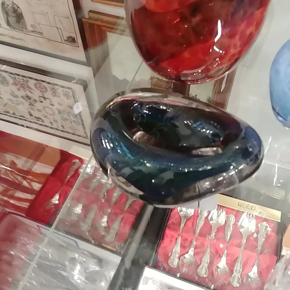 CHUCK SIMPSON ART GLASS PAPER WEIGHT Image 1++