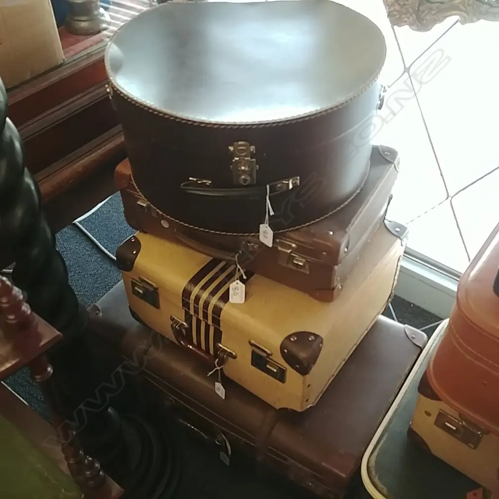 3 VINTAGE SUITCASES & HAT BOX Image 1++