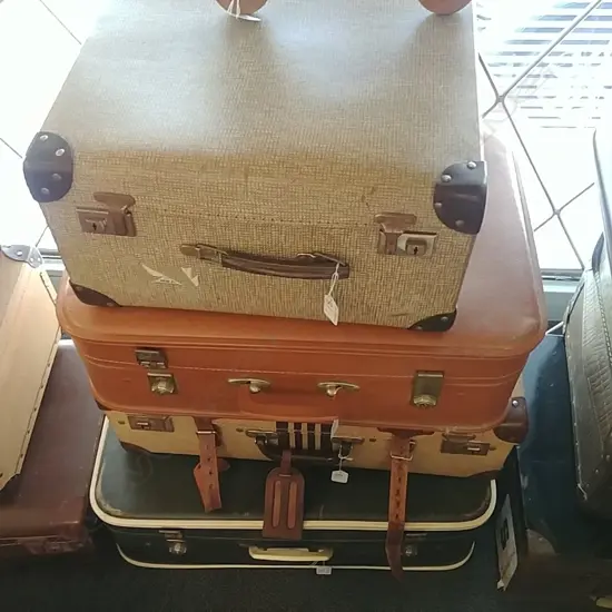 4 VINTAGE SUITCASES