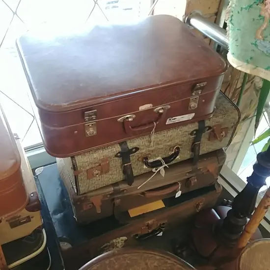 3 VINTAGE SUITCASES & TRUNK