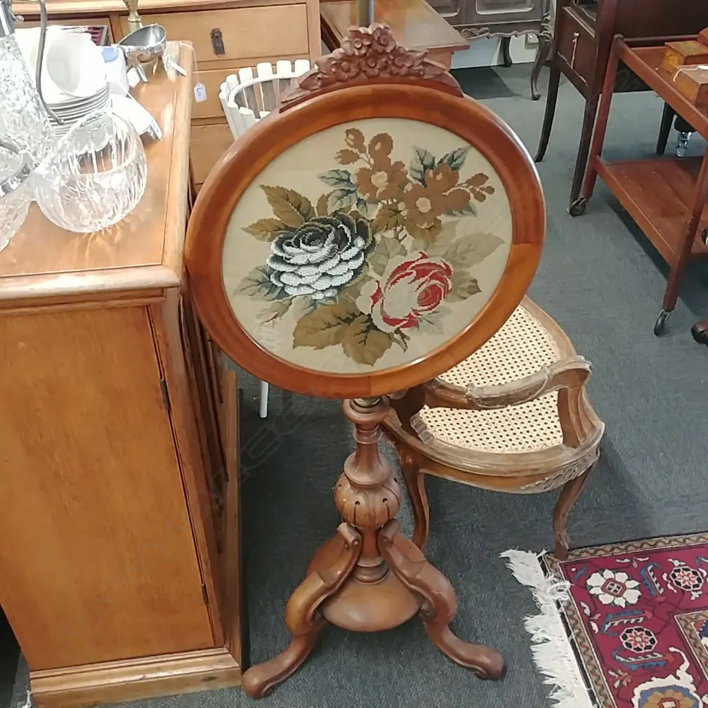 TAPESTRY INSET FIRE SCREEN  Image 1++