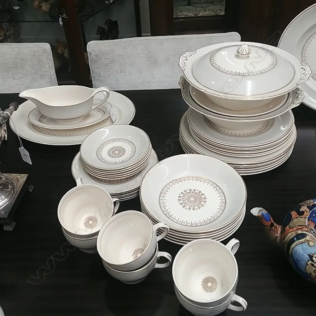 VINTAGE JOHNSON BROS 'PAREEK' 6PLACE DINNER SET Image 1++