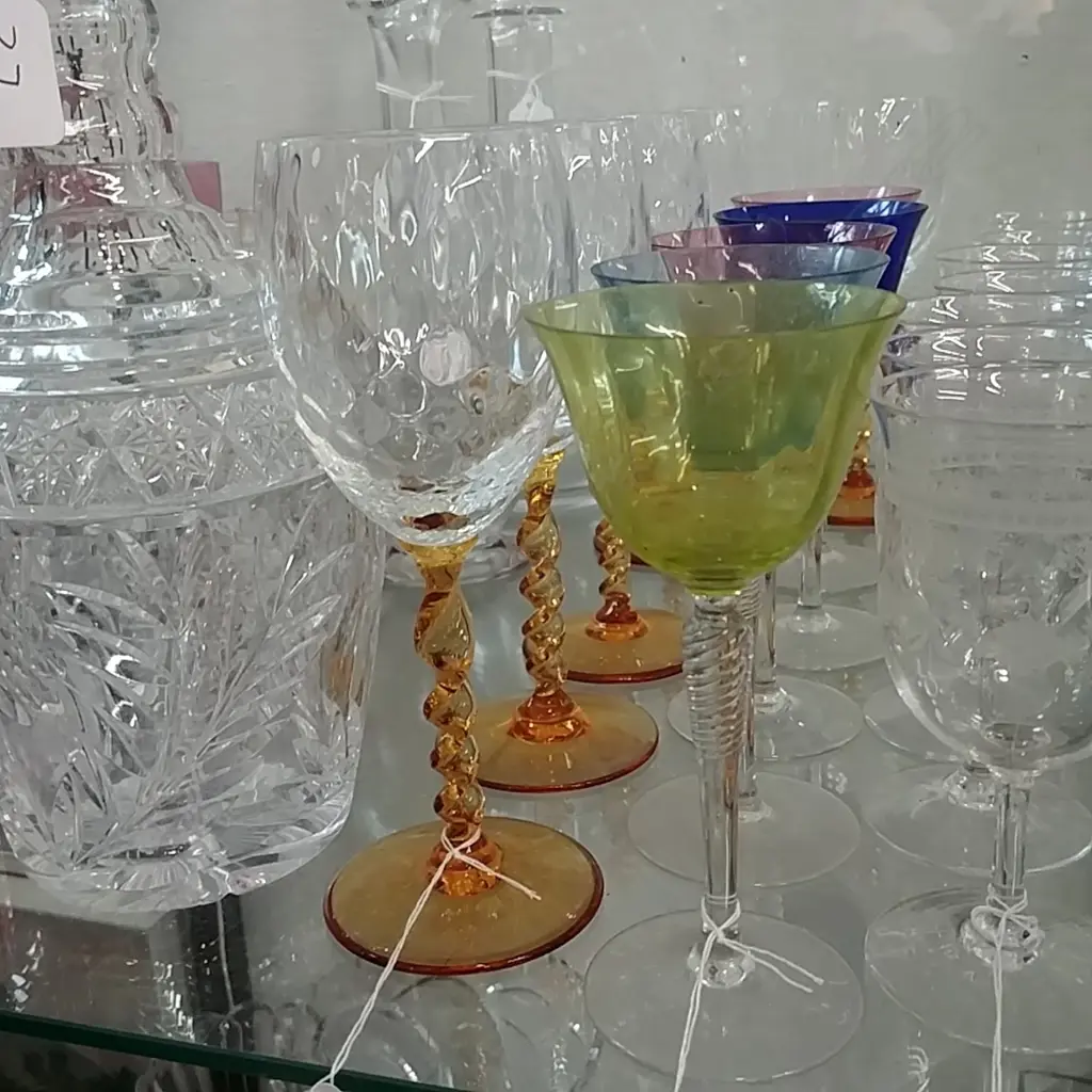 6 & 5 COLOURED GLASS WINE GLASSES Image 1++