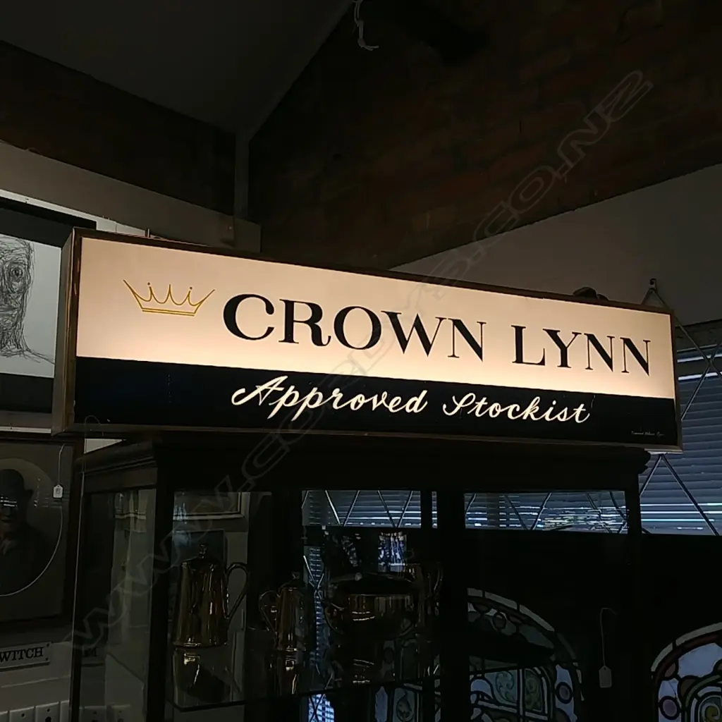 Provenance: Ex. the collection of the foundation member of the Crown Lynn exhibition 'Crockery Of Distinction' held at the City Gallery Wellington Image 1++