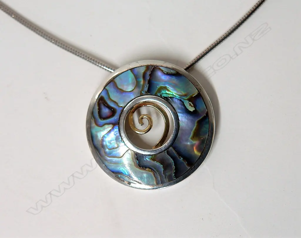 A modern N.Z. 18ct. yellow gold silver and paua pendant necklace by Alistair Hudson Image 1++