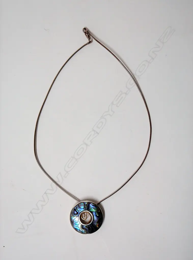 A modern N.Z. 18ct. yellow gold silver and paua pendant necklace by Alistair Hudson Image 1++
