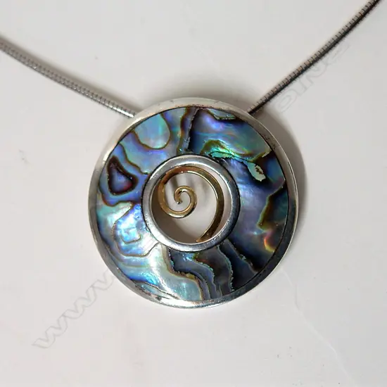 A modern N.Z. 18ct. yellow gold silver and paua pendant necklace by Alistair Hudson