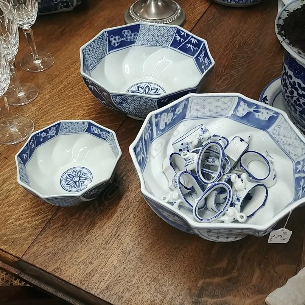 3 B/WHITE BOWLS +NAPKIN RINGS Image 1++