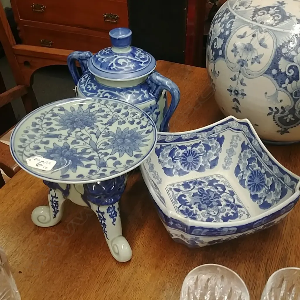 B/WHITE BOWL,STAND +LIDDED JAR Image 1++