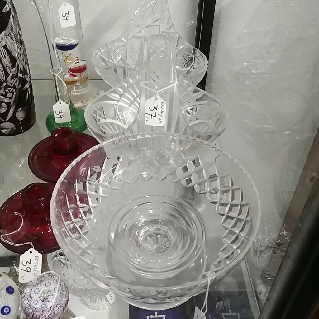 2 GLASS BASKETS & FOOTED CRYSTAL BOWL Image 1++