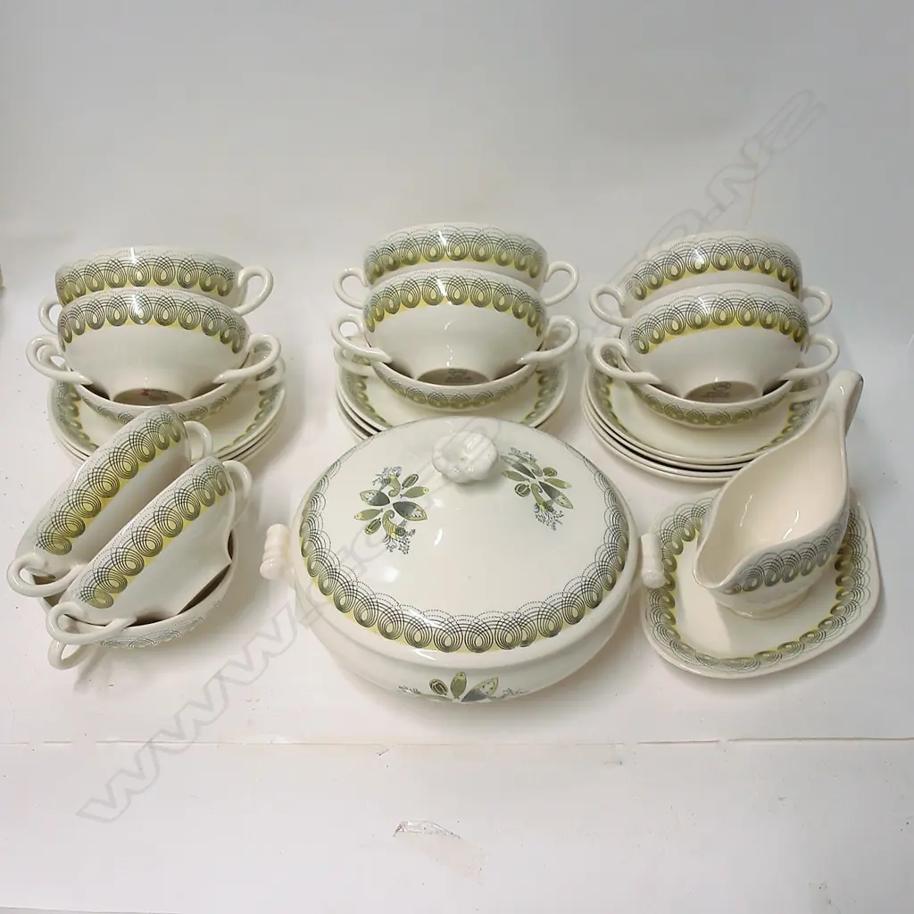 Eric Ravilious part Wedgwood dinner service in the Persephone pattern Image 1++