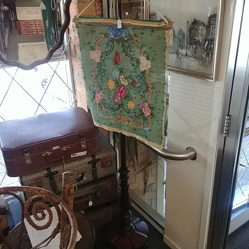 TAPESTRY POLE SCREEN AF Image 1++