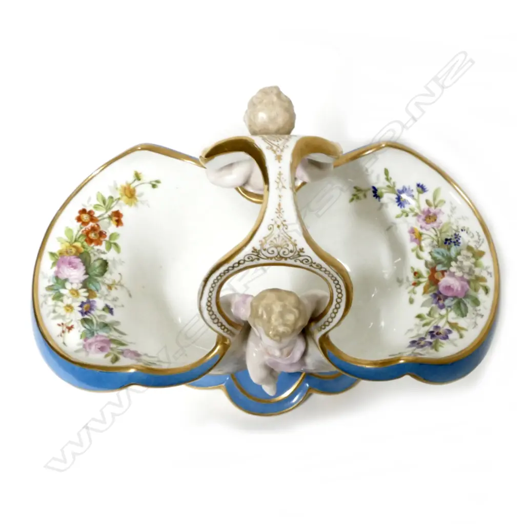 A 19thC continental porcelain centrepiece Image 1++