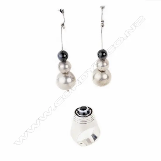 A Refia Sacks bespoke silver and agate ring