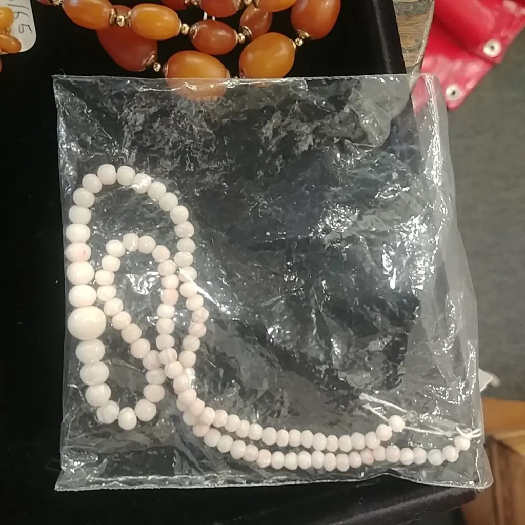 A vintage angel skin coral bead necklace Image 1++