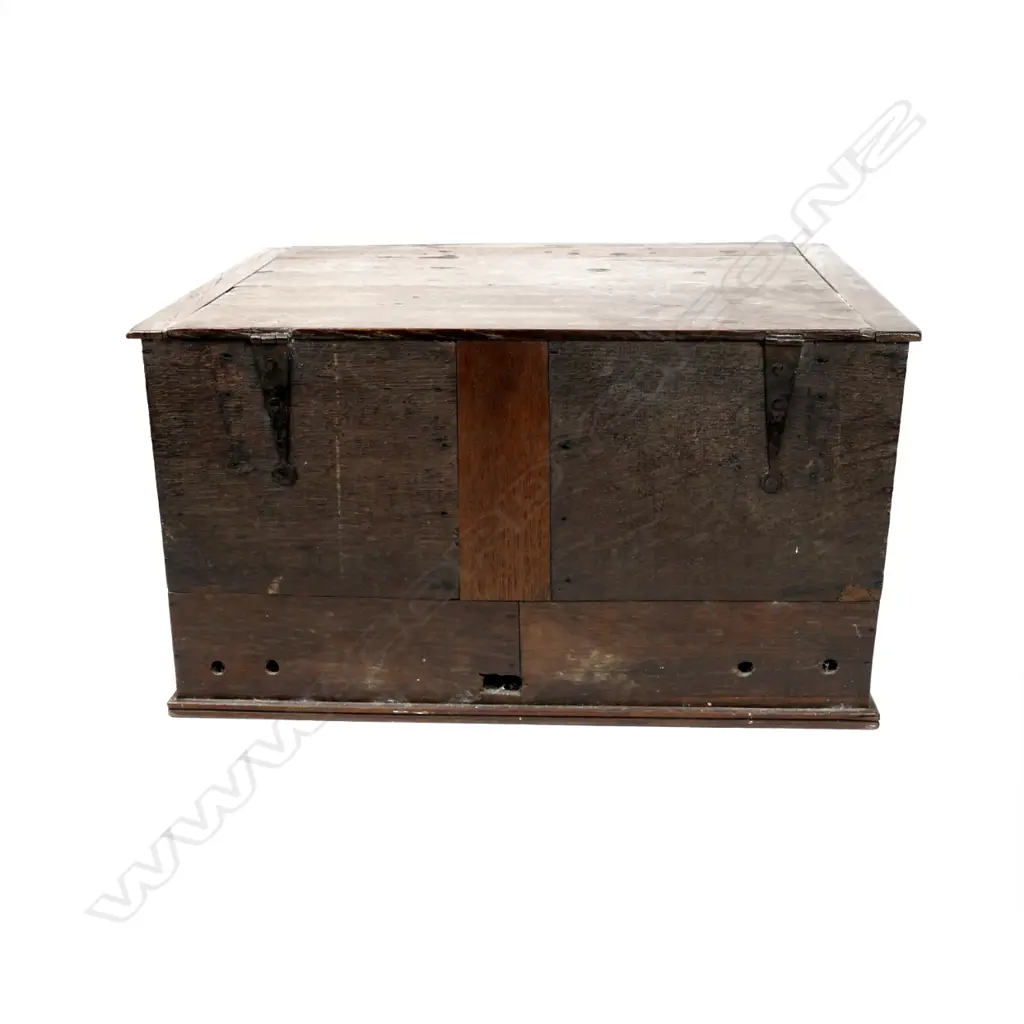A small country oak and walnut box Image 1++
