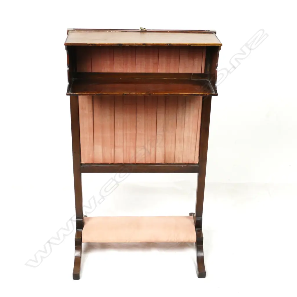 A Georgian mahogany night table Image 1++