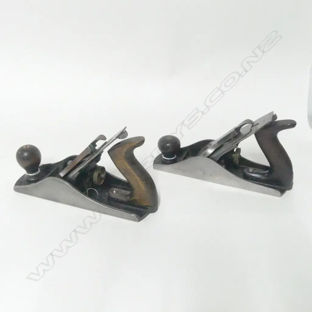 Stanley Bailey No. 4½ Bench Plane and Stanely Bailey Corrugated No. 4½ Bench Plane (handle broken) Image 1++