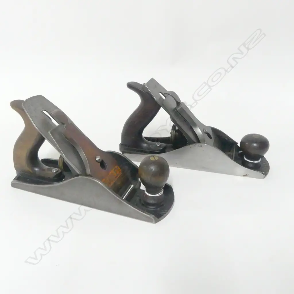 Stanley Bailey No. 4½ Bench Plane and Stanely Bailey Corrugated No. 4½ Bench Plane (handle broken) Image 1++
