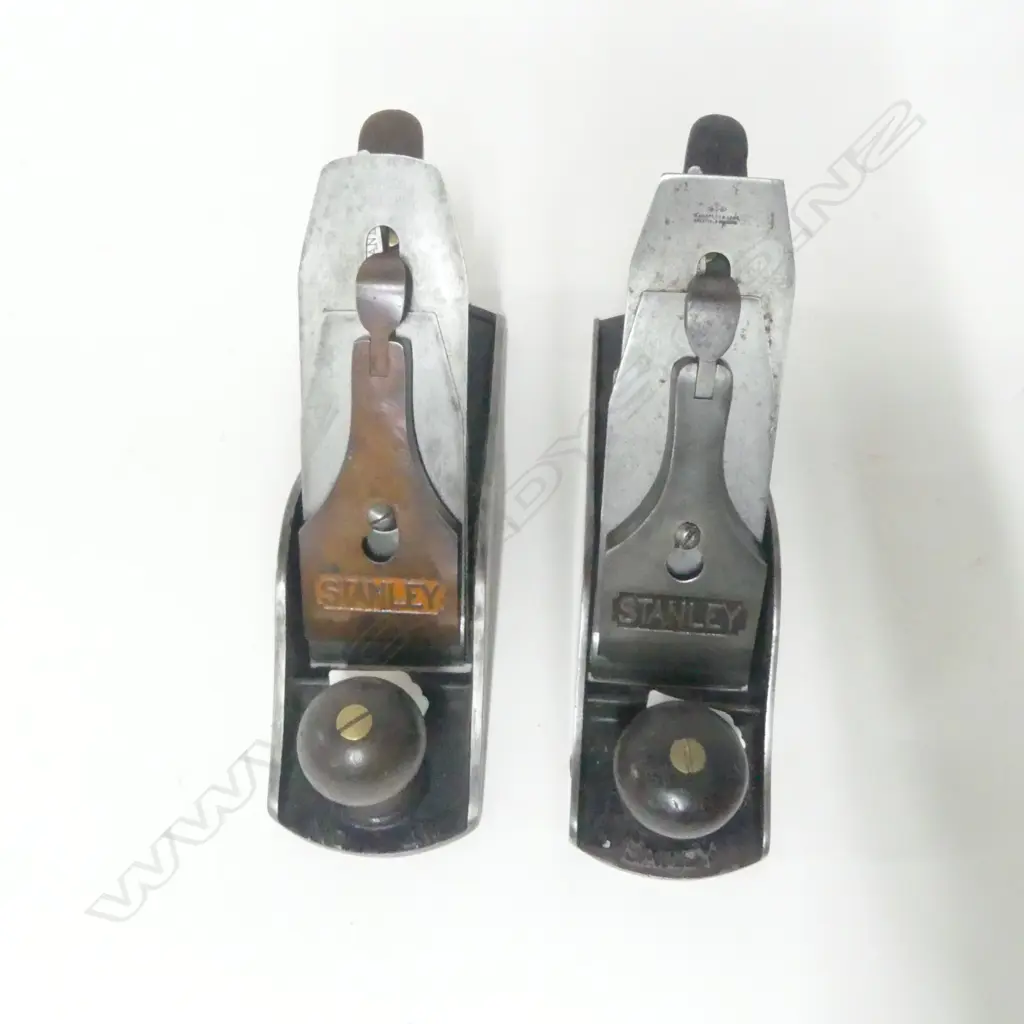 Stanley Bailey No. 4½ Bench Plane and Stanely Bailey Corrugated No. 4½ Bench Plane (handle broken) Image 1++